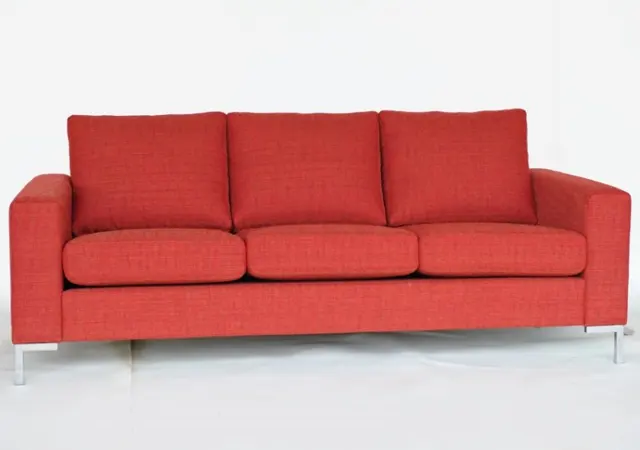 Raudona sofa