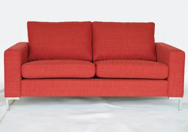 Raudona dvivietė sofa