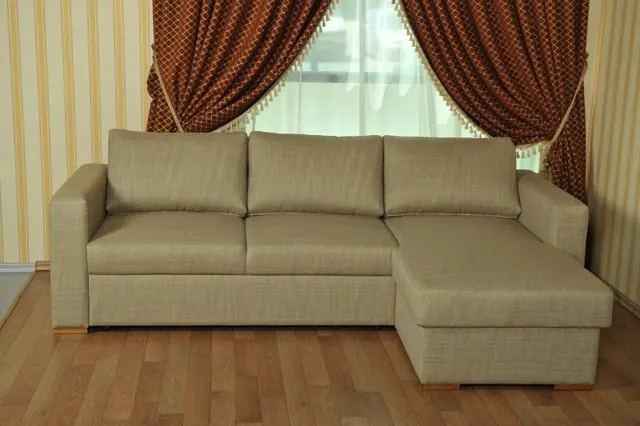 Alyvuogių spalvos kampinė sofa