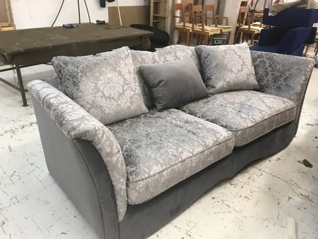 Pilka sofa su pagalvėlėmis