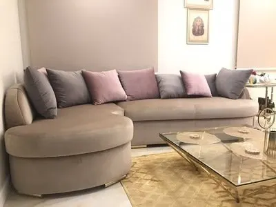 Kampinė sofa svetainėje