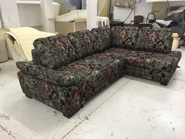 Raštuota kampinė sofa