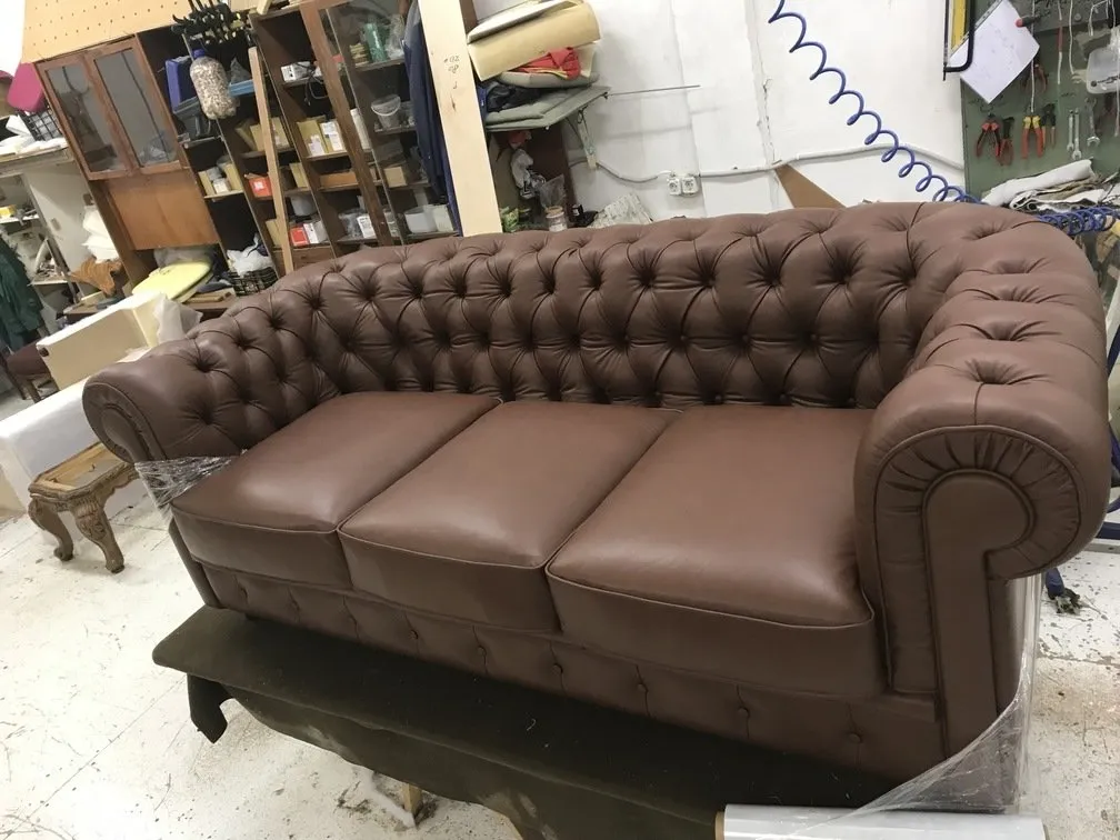 Ruda sofa su įtraukimais Remantikos dirbtuvėje